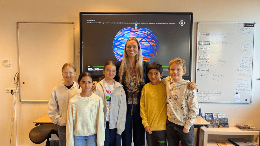 Burgemeester Struik geeft burgerschapsles aan groep 7 van de Prins Willem-Alexanderschool