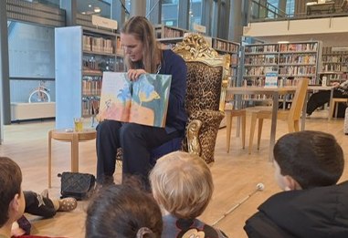 Burgemeester Tjarda Struik leest voor aan kleuters in bibliotheek Leiderdorp